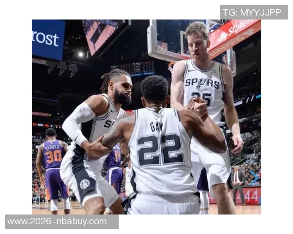 托尼帕克与保罗同现身马刺比赛现场引发球迷热议