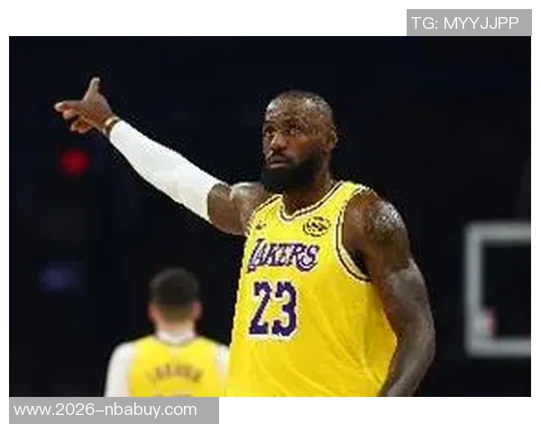 詹姆斯媒体日感慨湖人冠军旗帜展现辉煌历史与荣耀时刻